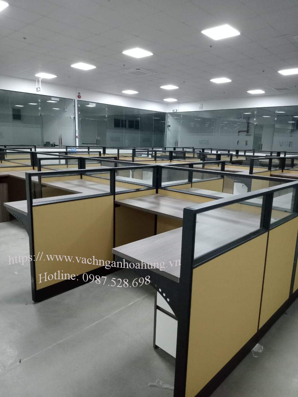 Vách Ngăn Bàn Làm Việc Nỉ Kính
