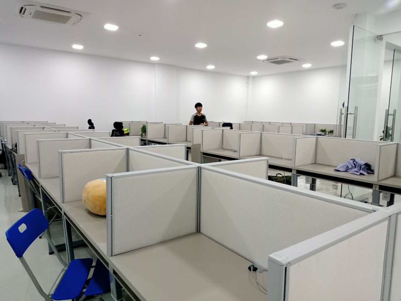 Vách Ngăn Bàn Gỗ Cường Lực 